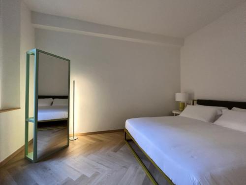 Double Room with Ensuite Bathroom image 9