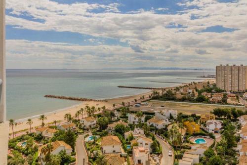 Apartamento en complejo residencial con piscina y garaje a 100m del mar