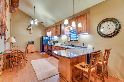 Cozy Strawn Cabin with Pool Access - Near Lake! in Strawn, USA