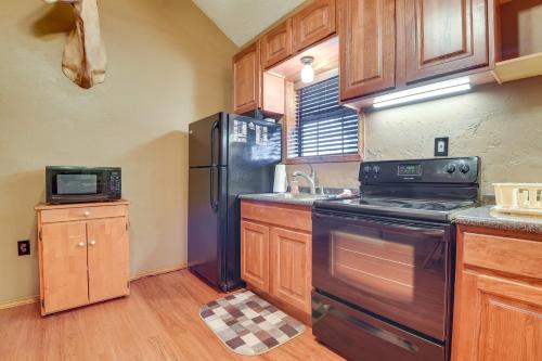 Cozy Strawn Cabin with Pool Access - Near Lake! in Strawn, USA