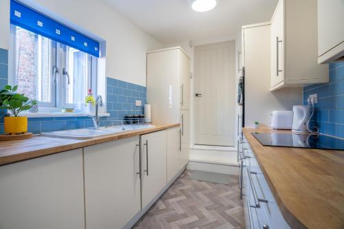 kök, Cozy 3 Bed Apartment - Parking- by Holiday Homes in Gateshead