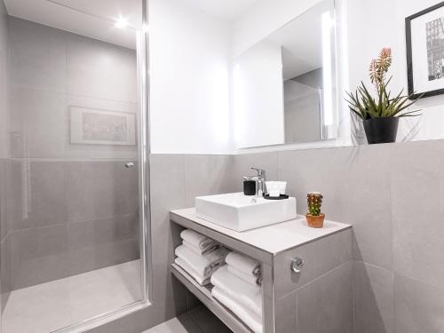 LivinParis - Luxury AC 3 Bedrooms Opera III - image 4