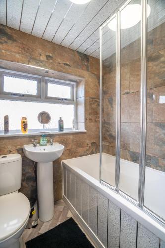 Badrum, Cozy 3 Bed Apartment - Parking- by Holiday Homes in Gateshead