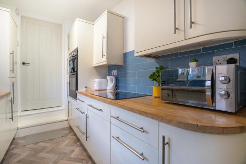 kök, Cozy 3 Bed Apartment - Parking- by Holiday Homes in Gateshead