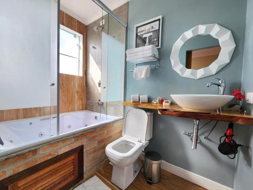 Triple Room with Bath image 4