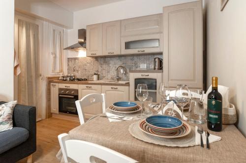 Elegant comfy three-rooms apartment in Eur with parking, Rome (photo 2)