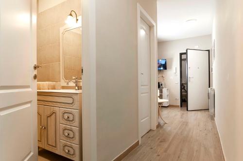 Elegant comfy three-rooms apartment in Eur with parking, Rome (photo 5)