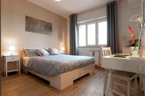 Elegant comfy three-rooms apartment in Eur with parking, Rome (photo 3)