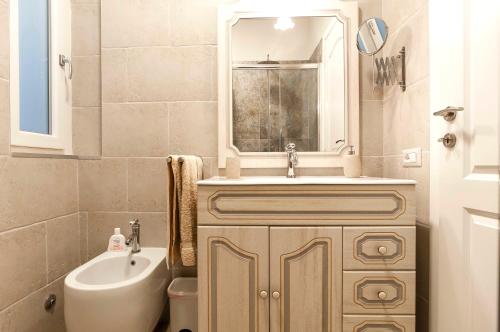 Elegant comfy three-rooms apartment in Eur with parking, Rome (photo 6)