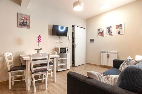 Elegant comfy three-rooms apartment in Eur with parking, Rome (photo 8)