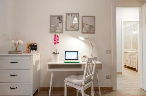 Elegant comfy three-rooms apartment in Eur with parking