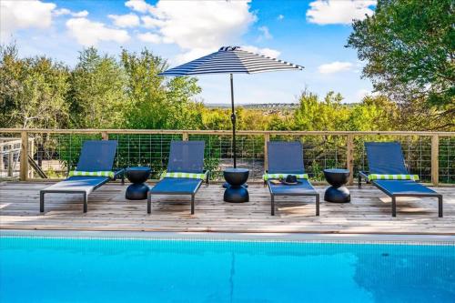 Luxe Farmhouse ~ Hot Tub + Pool ~ Great4Gatherings in Manor, USA