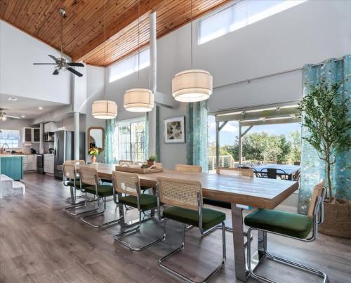 Luxe Farmhouse ~ Hot Tub + Pool ~ Great4Gatherings in Manor, USA