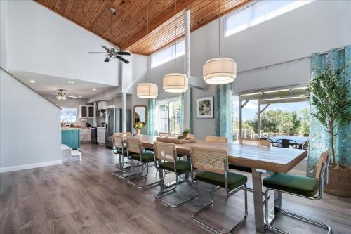 Luxe Farmhouse ~ Hot Tub + Pool ~ Great4Gatherings in Manor, USA