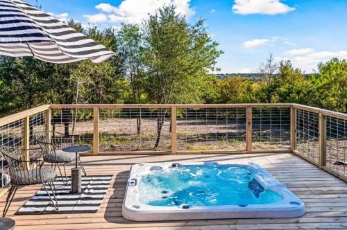 Luxe Farmhouse ~ Hot Tub + Pool ~ Great4Gatherings in Manor, USA