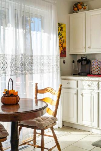NEW! Cozy, Family-Friendly 4BR/2BA Home with Hot Tub + Pool Table in Colorado Springs, USA