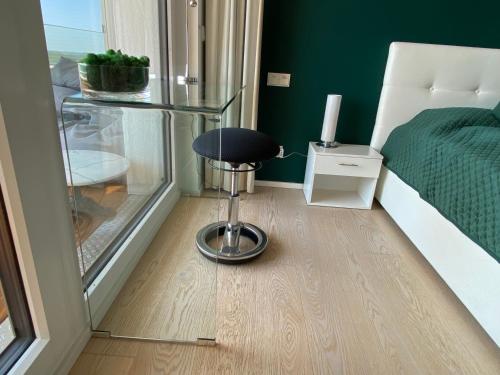 ALPEN-PANORAMA SUITE - Einzigartige Privatsuite hoch über München, 12tes OG, Alpenblick, Loggia, Whirlpool, 15 Minuten zum Zentrum, Ruhe und Erholung in der Stadt München für privat und geschäftlich Reisende in München, Deutschland