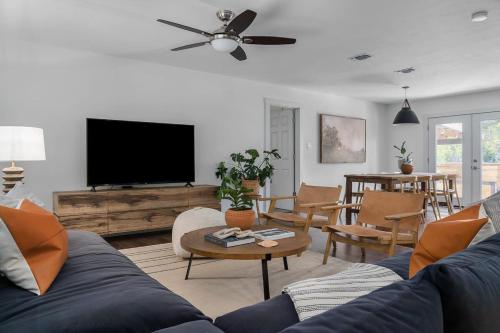 The Gruene Haus, Hot Tub, Firepit, Sleeps 13! in Fredericksburg, USA