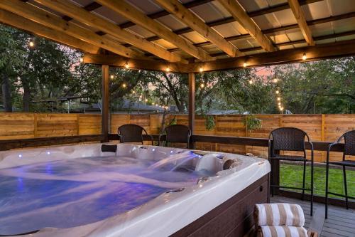 The Gruene Haus, Hot Tub, Firepit, Sleeps 13! in Fredericksburg, USA