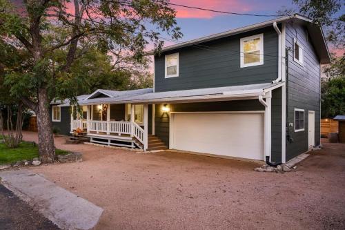 The Gruene Haus, Hot Tub, Firepit, Sleeps 13! in Fredericksburg, USA