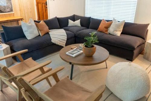 Gruene Haus Sleeps 5 with Hot Tub in Fredericksburg, USA