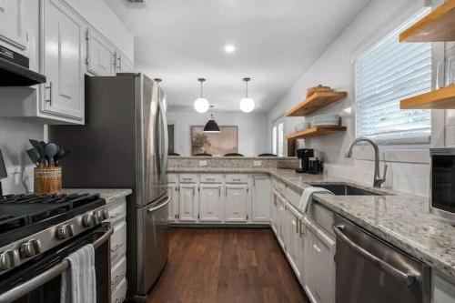 Gruene Haus Sleeps 5 with Hot Tub in Fredericksburg, USA