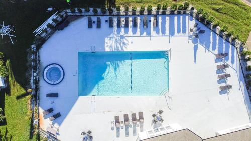 2b/2b w/ Pool & Tennis Court, Sleeps 6