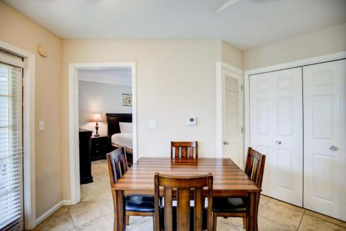 2b/2b w/ Pool & Tennis Court, Sleeps 6