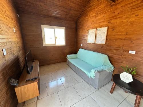 Koplietošanas atpūtas telpa ar TV, Chalé de 2 quartos, com estacionamento, a 5 min da praia! (Chale de 2 quartos, com estacionamento, a 5 min da praia!) in Pasodetore