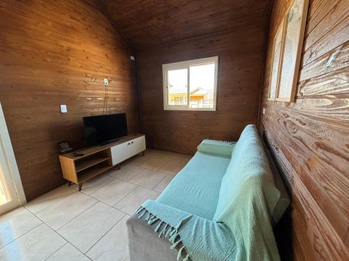 Koplietošanas atpūtas telpa ar TV, Chalé de 2 quartos, com estacionamento, a 5 min da praia! (Chale de 2 quartos, com estacionamento, a 5 min da praia!) in Pasodetore
