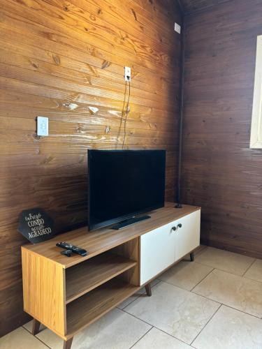 Koplietošanas atpūtas telpa ar TV, Chalé de 2 quartos, com estacionamento, a 5 min da praia! (Chale de 2 quartos, com estacionamento, a 5 min da praia!) in Pasodetore