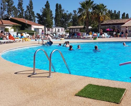 Frejus tout confort, maxi 420 m des piscines, climatisation,plus ventilation toutes les chambres, li near Le Poivrier Nomade