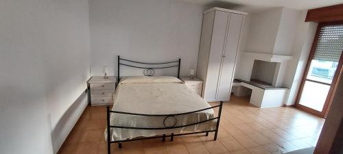 1 queen bed, 1 sofa bed