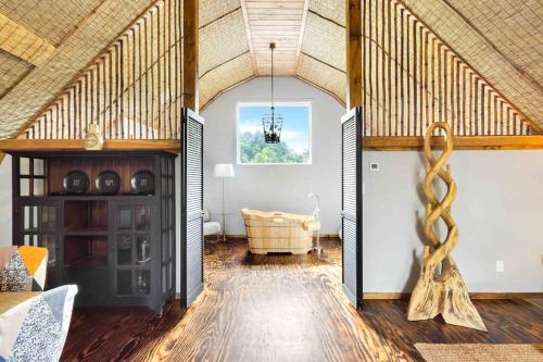 Barn Vibes + Petting Zoo + Hot Tub! in Sugar Grove, USA