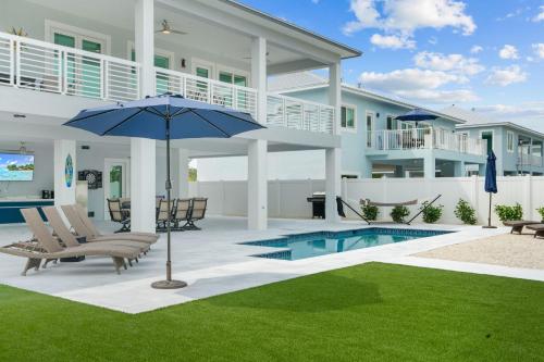 Luna Light ~ Waterfront ~ Pool ~ Dock ~ Views in Marathon, USA
