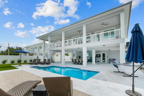 Luna Light ~ Waterfront ~ Pool ~ Dock ~ Views in Marathon, USA