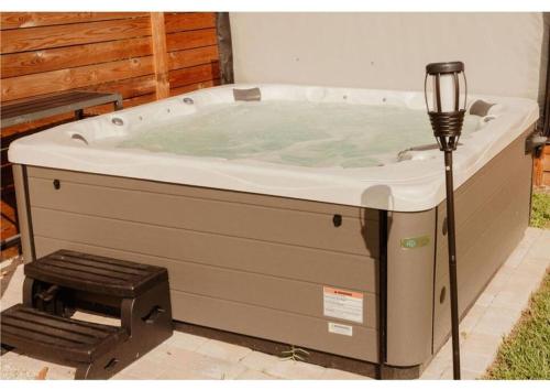 Oasis: Hot tub, fire pit, fun! in Vero Beach, USA