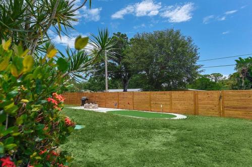 Oasis: Hot tub, fire pit, fun! in Vero Beach, USA