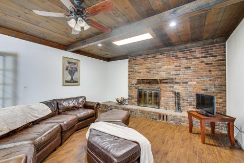 Historic Wheeling Condo with Fireplace Near Museums!