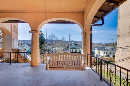 Historic Wheeling Condo with Fireplace Near Museums!