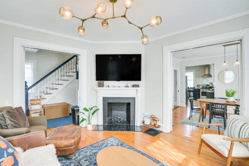 Bright and Pet-Friendly Home 2 Mi to Harvard Square in Watertown, USA