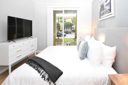 Landing - Modern Apartment with Amazing Amenities ID3022X65 in Plantation, USA
