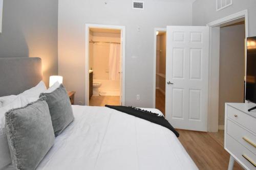 Landing - Modern Apartment with Amazing Amenities ID3022X65 in Plantation, USA