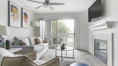 Landing Modern Apartment with Amazing Amenities ID1387X817 in Blue Ash, USA