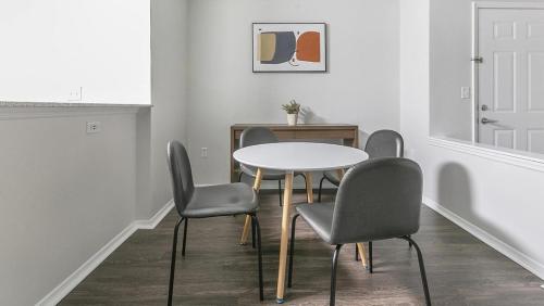 Landing Modern Apartment with Amazing Amenities ID1387X817 in Blue Ash, USA