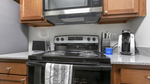 Landing Modern Apartment with Amazing Amenities ID1387X817 in Blue Ash, USA