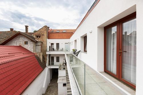 PEAK Aparthotel - Old Town - by CityHost 4