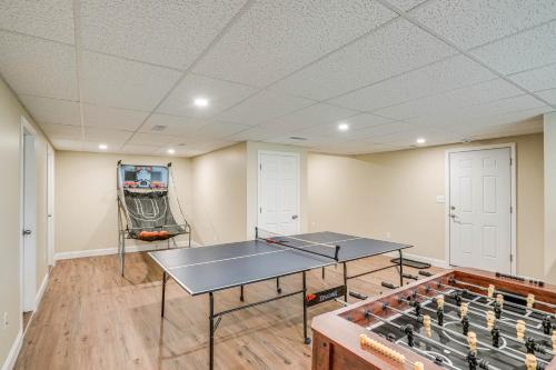 New York Escape with Game Room, Deck and Gas Grill! in East Durham, USA