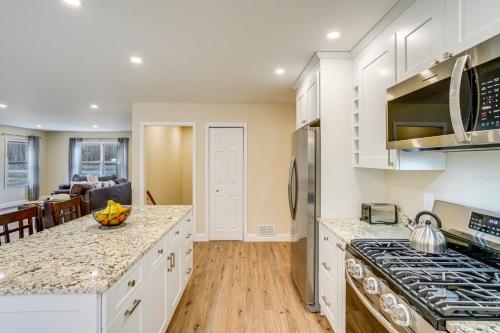 New York Escape with Game Room, Deck and Gas Grill! in East Durham, USA