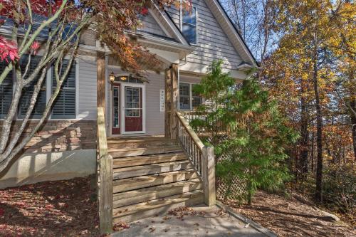 Rumbling Bald Resort home in Lake Lure - WiFi - Community Beach, Pool, Golf and more home in Lake Lure, USA